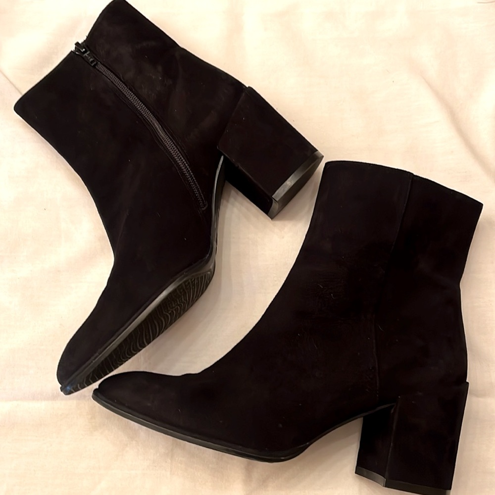 Stuart Weitzman Avenue Block Bootie- Black Suede. Size 7.5
